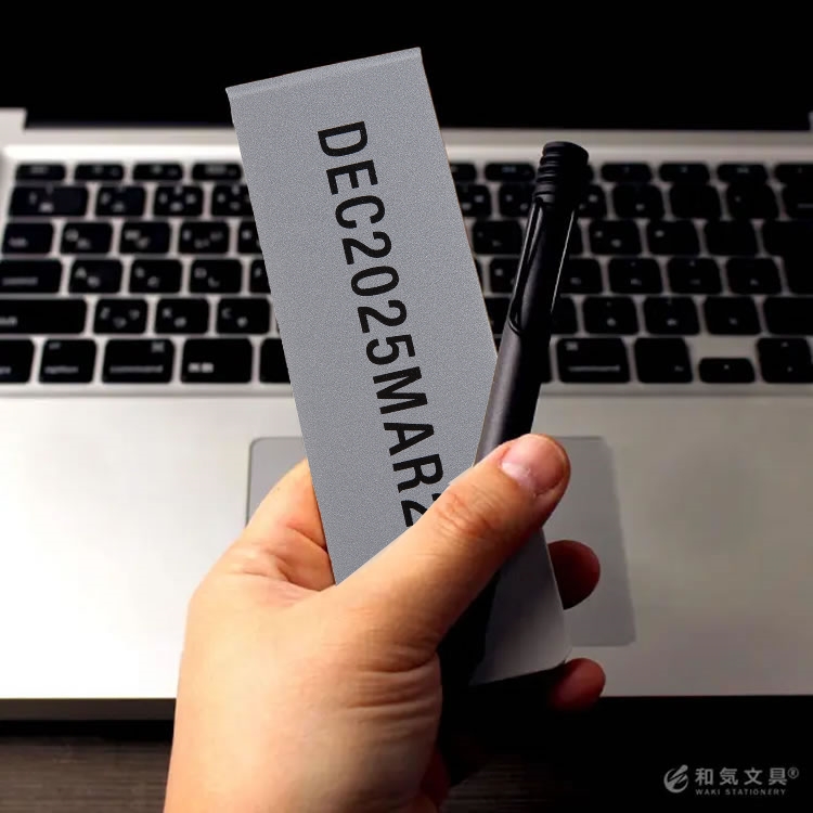 <b>荷物を少なくしたい人にオススメの手帳</b>パソコン前の省スペースでもストレスなく使用できるサイズ。