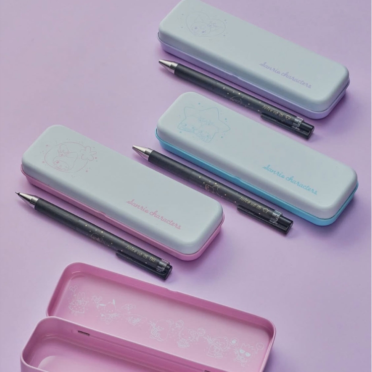 2025年が50周年の「マイメロディ」「リトルツインスターズ」と20周年である「クロミ」をお祝いする限定ジュースアップ＆缶ペンケース限定描き起こしデザインになっています。