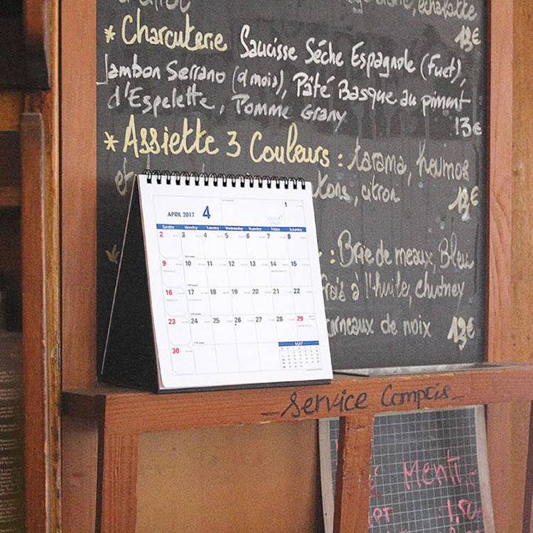 <b>スマートなデザインがビジネスにピッタリ！「コンパクトプランナー」</b>青色とゴシック体が主体の「コンパクトプランナー」は、ビジネスを意識したスマートな色合い。