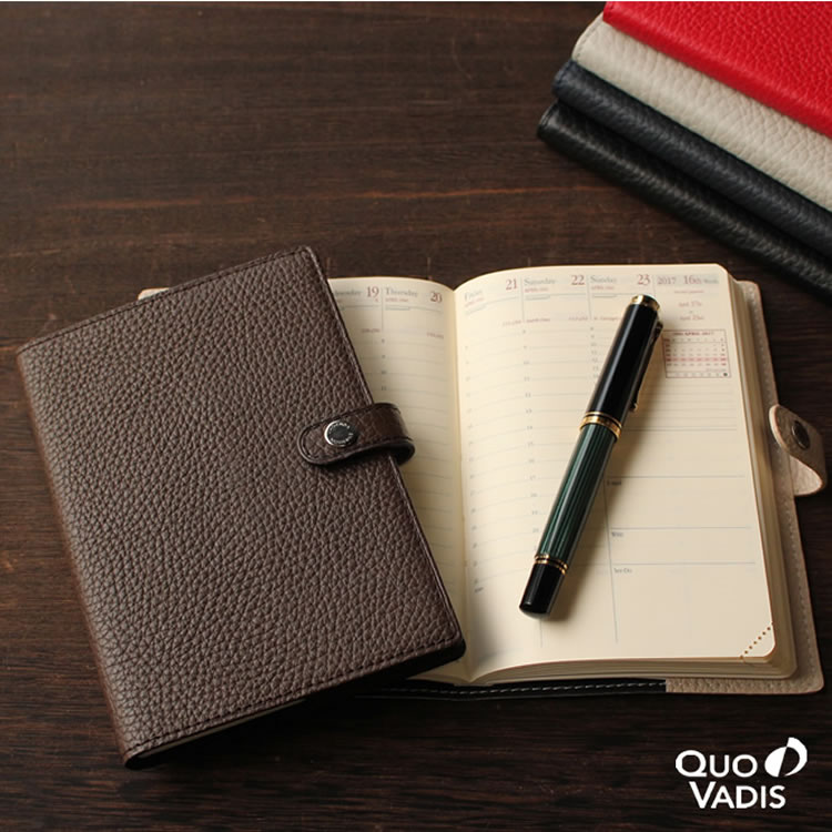 フランスの老舗ブランド「ラジェンダ・モデーヌ」社製のエレガントで柔らかい風合いの牛革カバーにクオバディスの人気リフィル「ビジネスプレステージ」を収めた「トリオン」手帳。