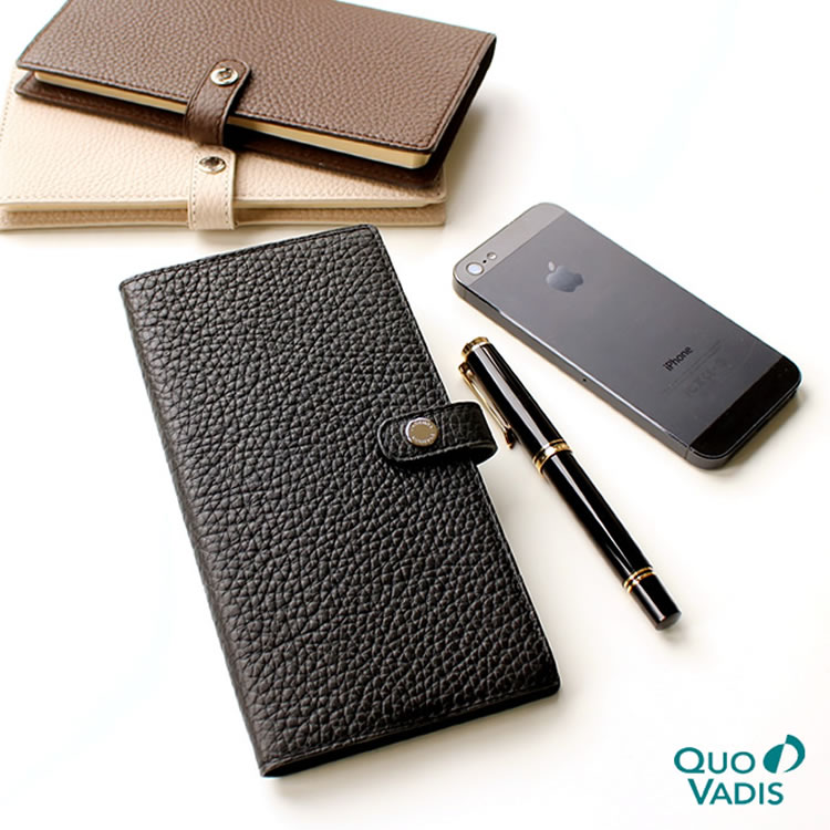 フランスの老舗ブランド「ラジェンダ・モデーヌ」社製のエレガントで柔らかい風合いの牛革カバーにクオバディスの人気リフィル「プランニング17」を収めた「トリオン」手帳。