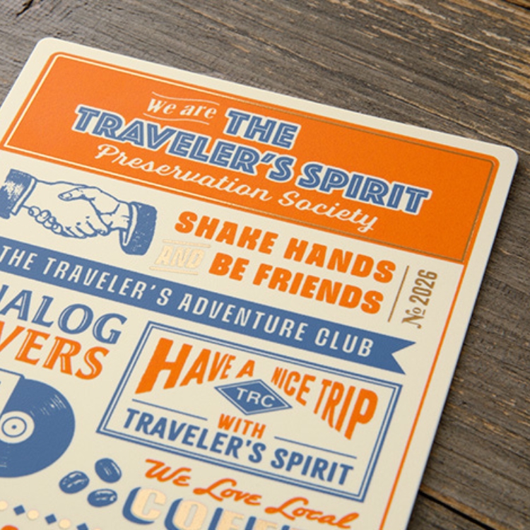 <b>2026年限定の下敷は、THE TRAVELERS SPIRITがテーマ</b>立ったまま書いたり、しおりにして瞬時にそのページを開いたり、直線を引いたり、旅先でのさまざまなシーンで便利な下敷。