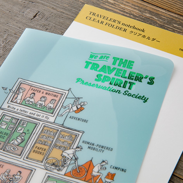 三つ折りにしたA4の書類やチケット、ポストカードなどをざっくり入れてトラベラーズノートと一緒に持ち歩くことができます。