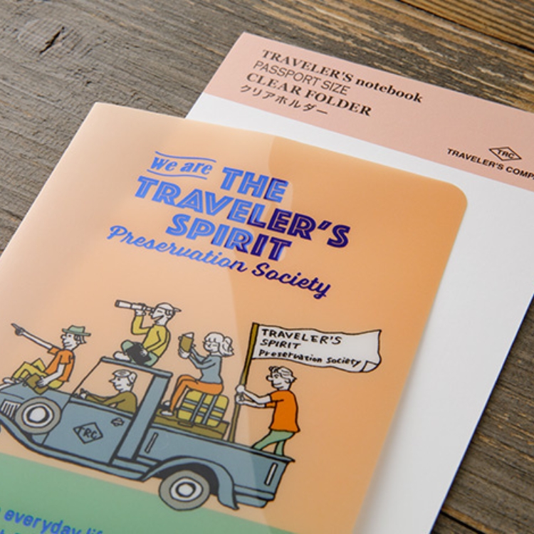 名刺やショップカード、チケットなどをざっくり入れてトラベラーズノート パスポートサイズと一緒に持ち歩くことができます。