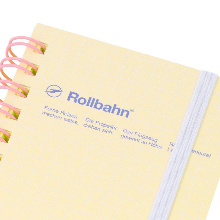 リングは、ライトイエローにはピンク、ベビーピンクにはグレー、ライトブルーにはイエロー、ライトグリーンにはブルーを合わせています。