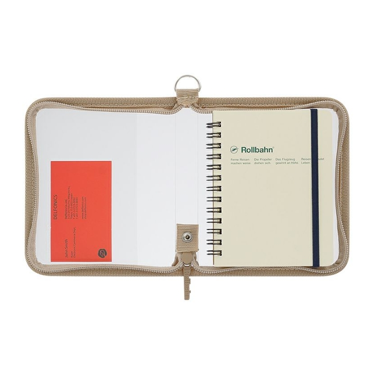 3辺を囲むラウンドファスナーで開閉でき、表紙側にはカードやシールなどが挟める袖ポケットが1つあります。