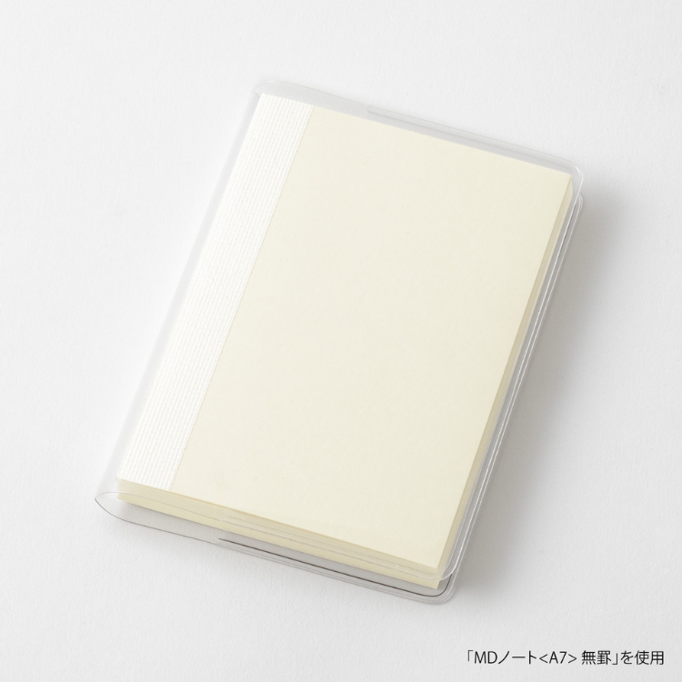 透明なので、表紙のデザインやイラスト、書き込みをそのまま見せて愉しめます。
