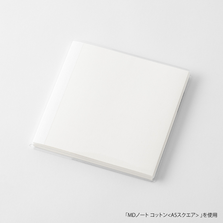 透明なので、表紙のデザインやイラスト、書き込みをそのまま見せて愉しめます。