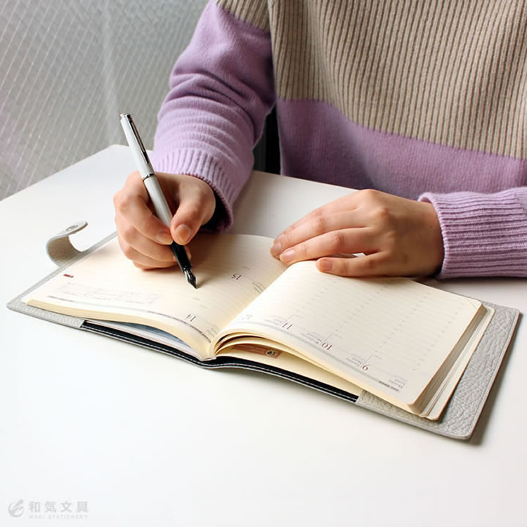 <b>上品でシックなカラーで染め上げたワンランク上の本革手帳</b>フランスのお洒落な手帳「クオバディス」エグゼクティブサイズを収納できる本革手帳。