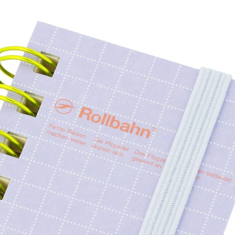 リングは、ライトイエローにはピンク、ベビーピンクにはグレー、ライトブルーにはイエロー、ライトグリーンにはブルー、ホワイトにはピンクライトパープルにはメタリックグリーンを合わせています。