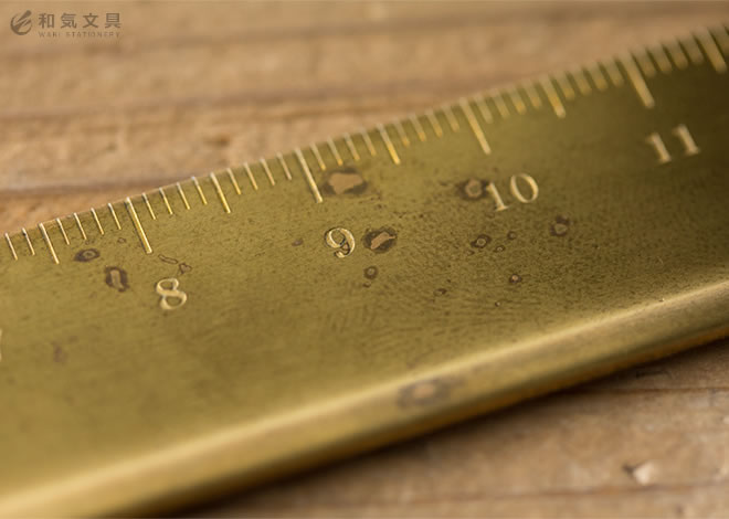 真鍮は、銅と亜鉛の合金で独特の美しい光沢を持ち、古くから建築・家具金物、美術工芸品などの素材に使われてきました。