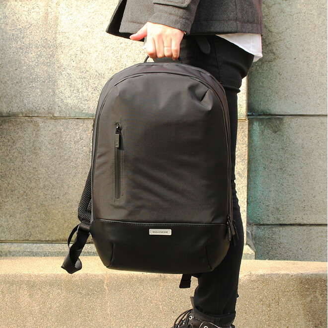 大きな取っ手が付いているので手提げとしても活躍します。