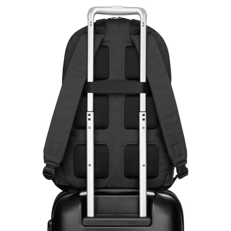 背面の帯ひもにキャリーバックの柄を通して固定することができます。