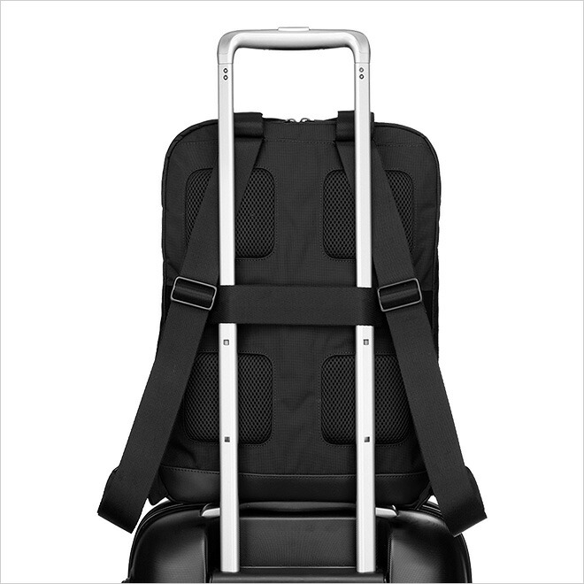 背面の帯ひもにキャリーバックの柄を通して固定することができます。