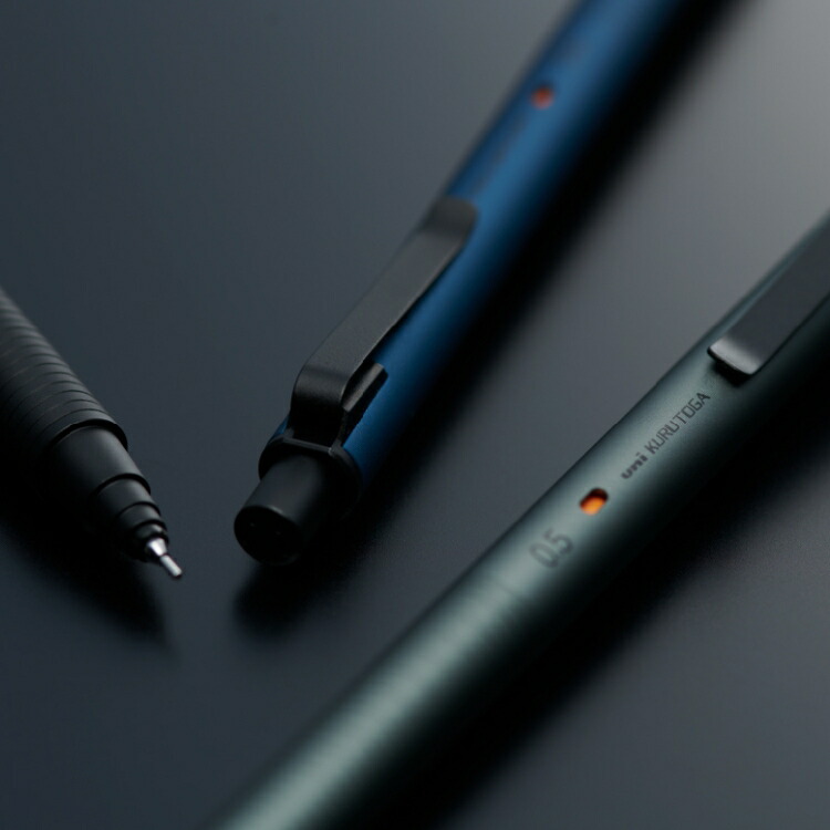 クルトガ最高峰モデル「KURUTOGA DIVE」のDNAを引き継いだ板状のクリップ。