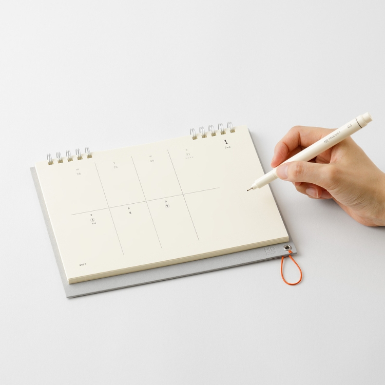 書いている実感を噛みしめられる、そんな絶妙な風合いと、万年筆で書いても裏抜けやにじみがしにくいという品質にこだわって仕上げた「MD用紙」。