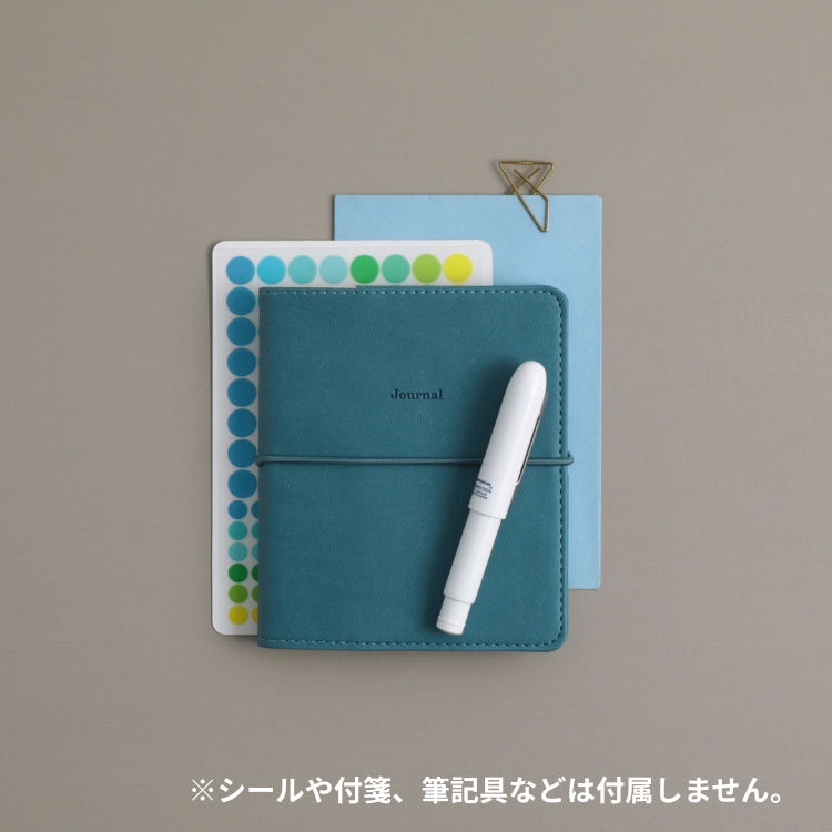 シンプルに発色の良さを活かしたPU(ポリウレタン)素材の表紙はマットな質感で、革のように馴染む質感の良さがあります。