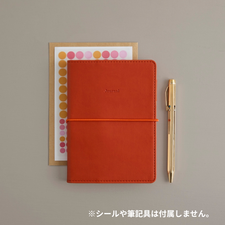 シンプルに発色の良さを活かしたPU(ポリウレタン)素材の表紙はマットな質感で、革のように馴染む質感の良さがあります。