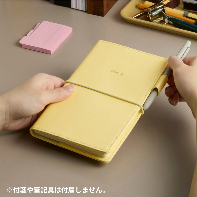 シンプルに発色の良さを活かしたPU(ポリウレタン)素材の表紙はマットな質感で、革のように馴染む質感の良さがあります。
