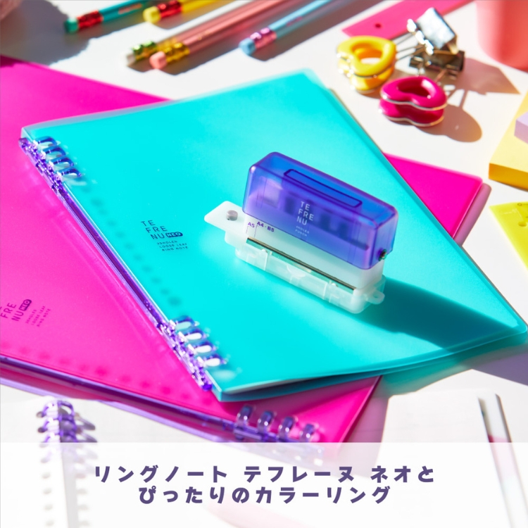 流行のY2Kカラーをイメージした白と紫の2色展開で、クリアーで透明感のある本体が特長です。